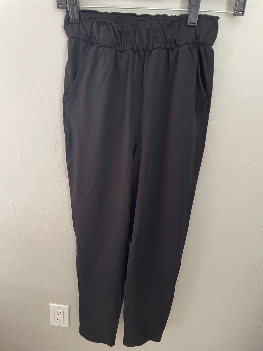 lululemon athletica Black Soft Elastic Waist Tapered Joggers size 2
